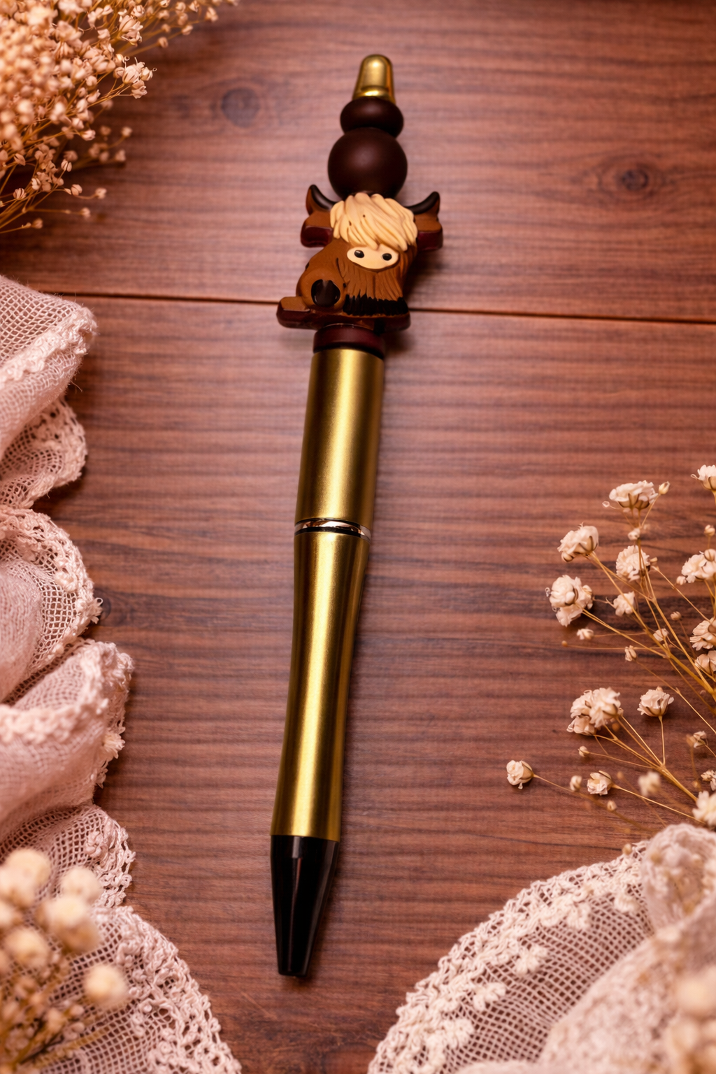 Adorable Highland Cow Beaded Pen with Black Accent Beads